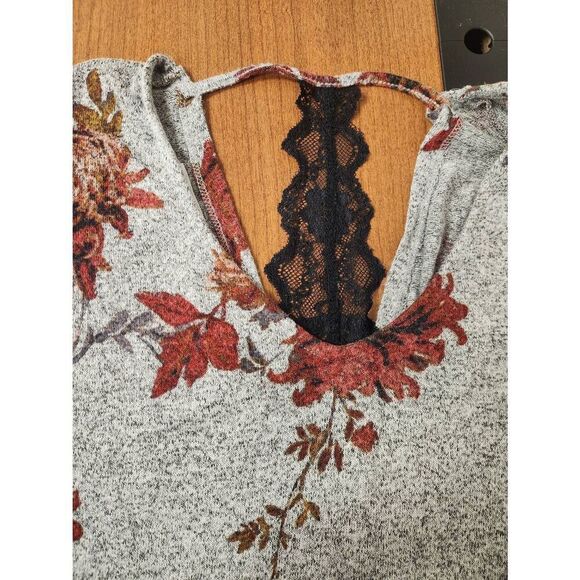 Maurices 2x Floral Twist Back V Neck Tee (R) - Picture 4 of 8